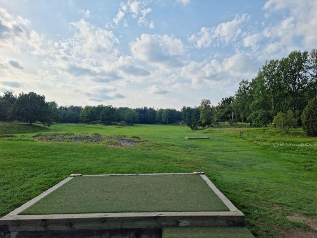 Bild från hål 1 på Björkhagens Golfklubb