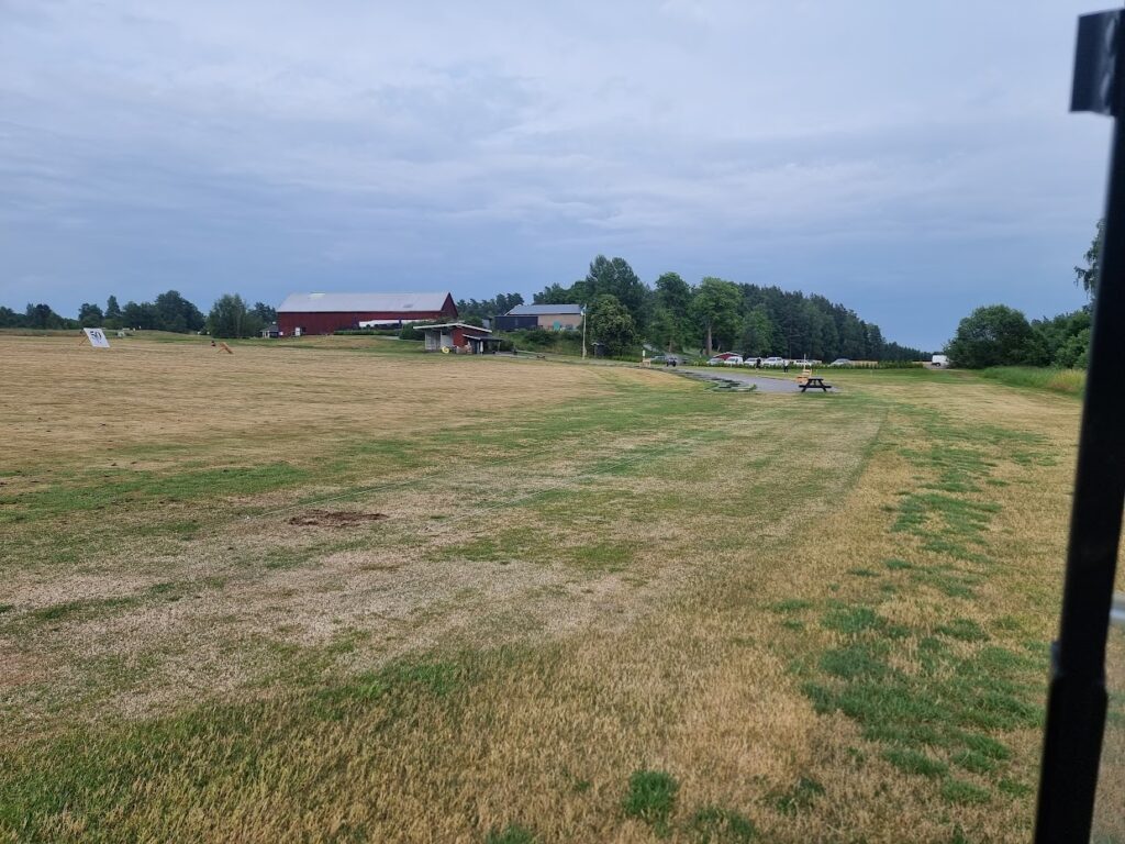 Gräs tees på Driving Range