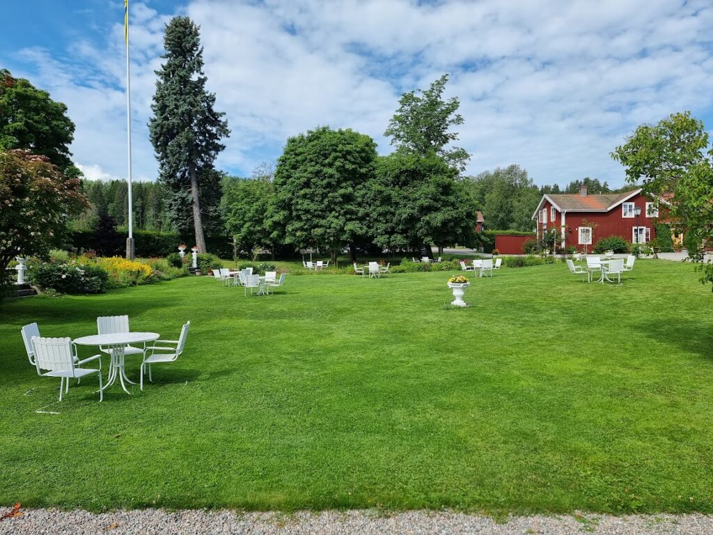 Bord och stolar i trädgården hos Järvsöbaden