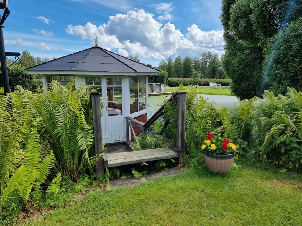 Paviljong vid dammen hos Järvsöbaden