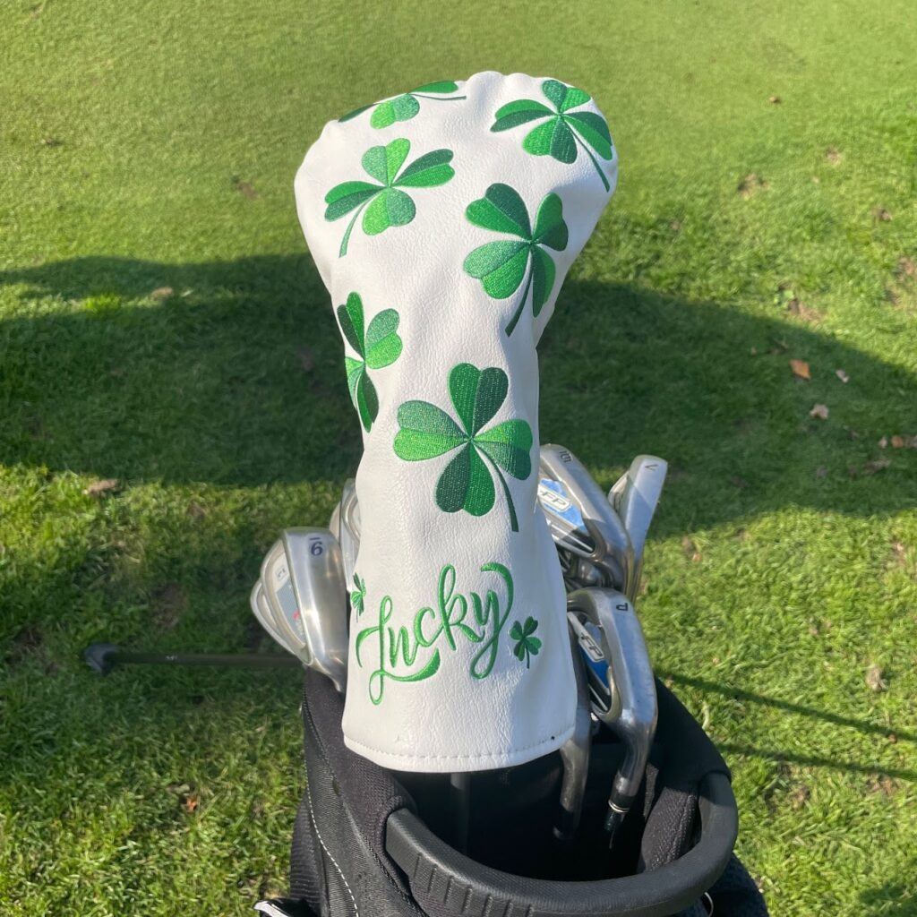 Driver headcover för golf med fyrklver och ordet Lucky.