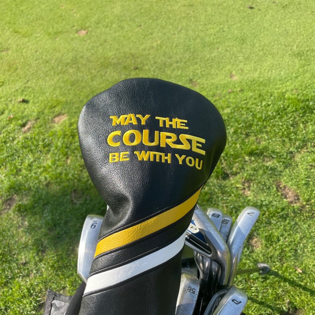 Golf headcover för driver med texten May the course be with you.